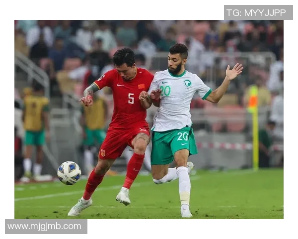 足球明星的甜蜜搭档与默契组合揭示他们背后的爱情故事与友情羁绊